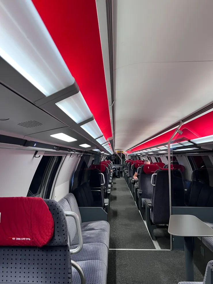 我們坐的這列車是上、下二層，這是上層車廂