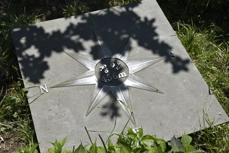 觀景台旁的地上，有個寫著「拒文 456 公尺」的方向標，可以幫助大家辨認眺望的方向。