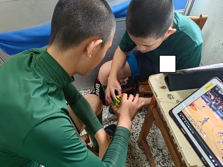 他們互相學習如何解開魔術方塊