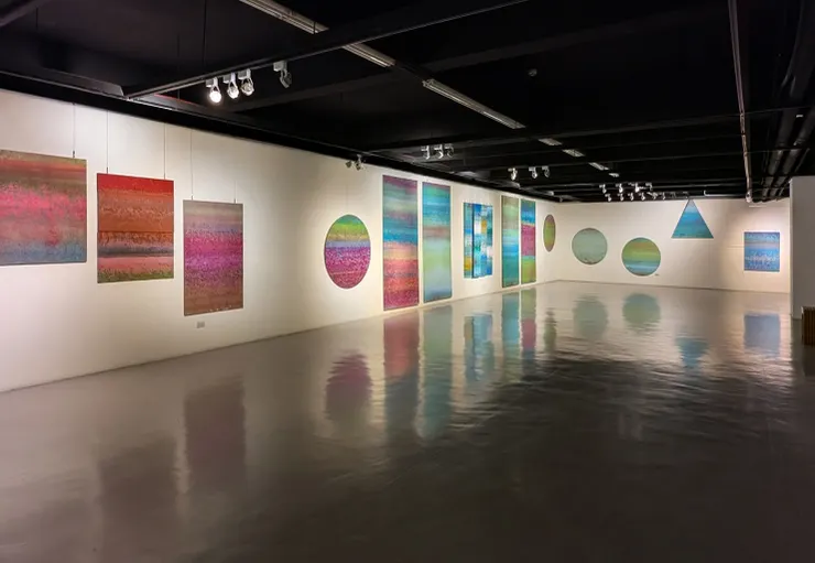 積吶虹光，〈青天白日滿地「虹」〉，壓克力顏料、宣紙。