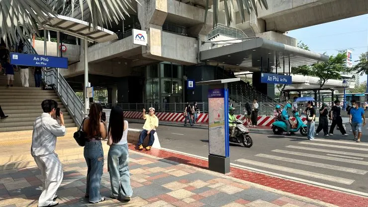 捷運站也成為西貢年輕人時下最熱門的拍照熱點