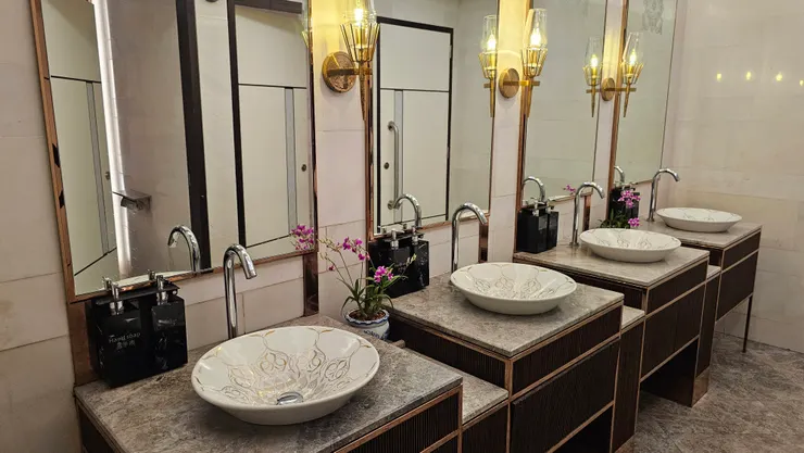 新加坡洲際酒店的洗手間也是豪奢感十足!