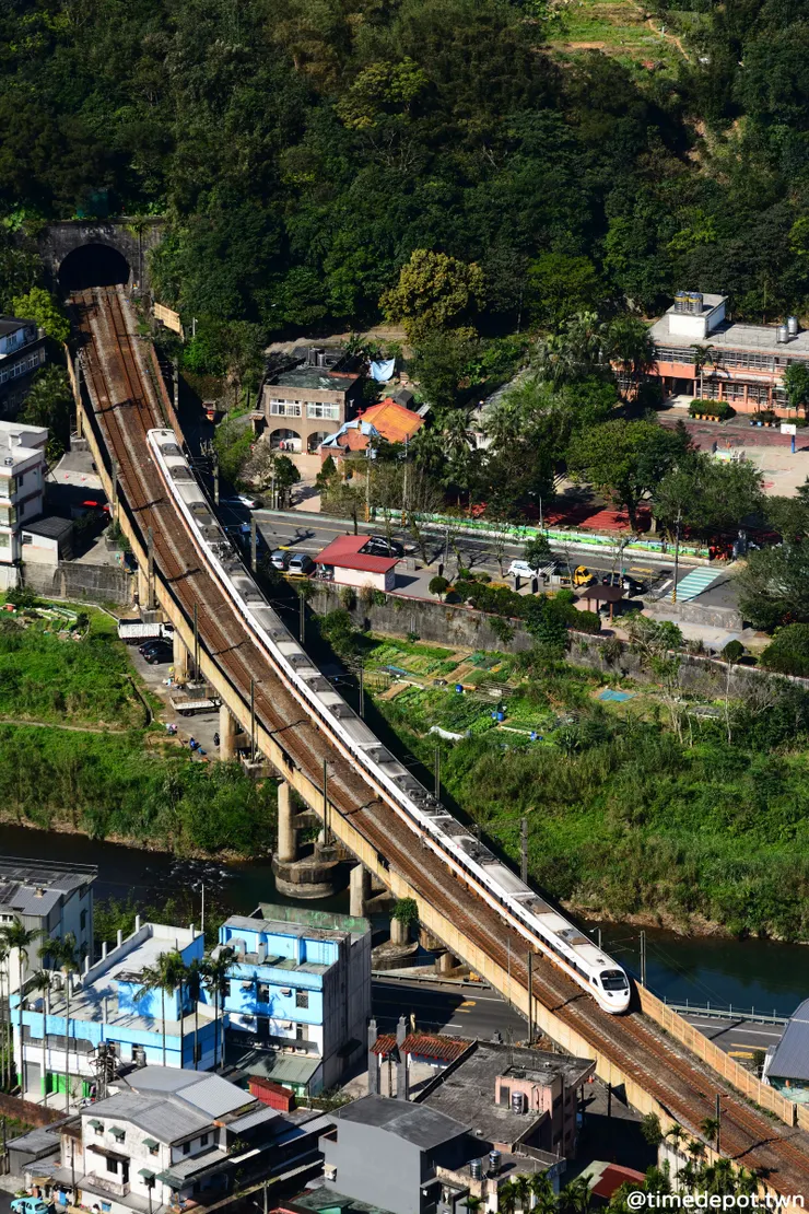 通過雙溪站南側的雙溪隧道的太魯閣號