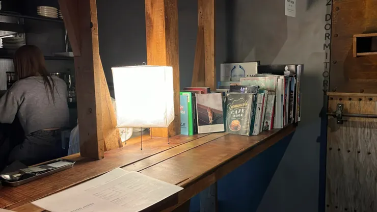 這側有很多書籍，日文的、英文的、旅遊的跟咖啡類都有。