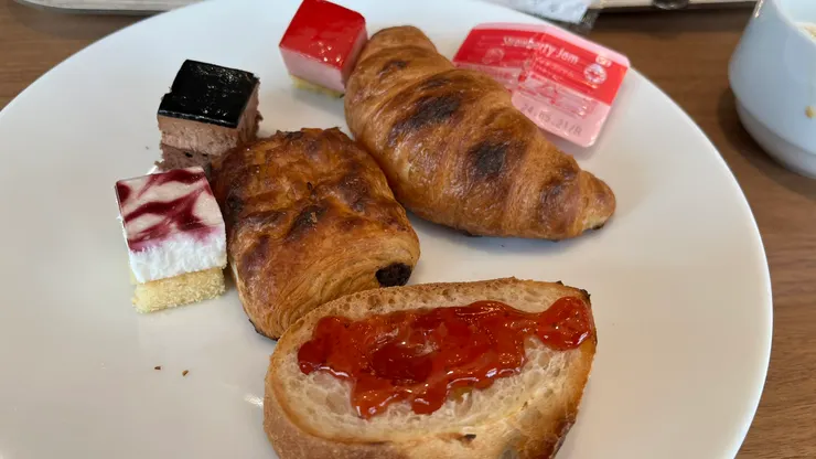 很喜歡那個擠草莓醬的設計。