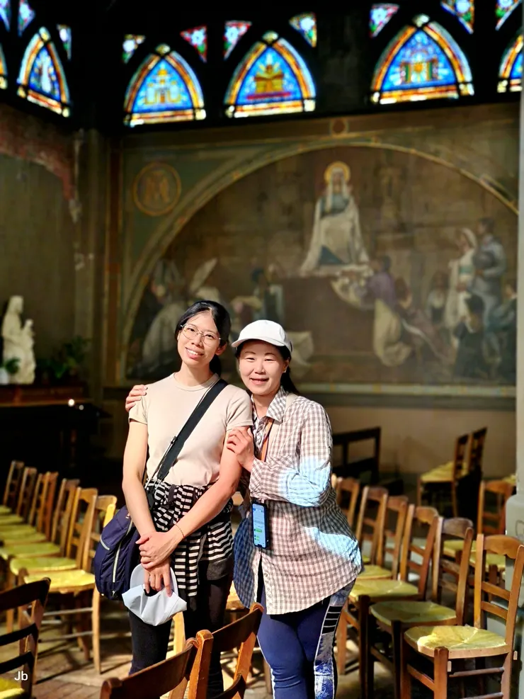 【聖讓蒙馬特教堂十分特別且清靜！此時教堂內光影甚美，女兒與怡青合照。】