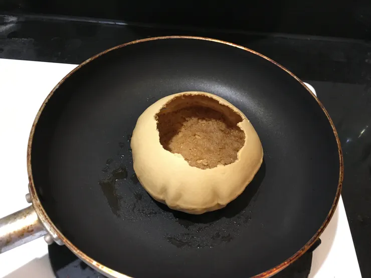 挖好洞的椪餅放到麻油上