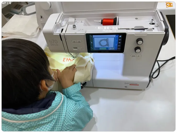 刺繡機正在刺繡名字。