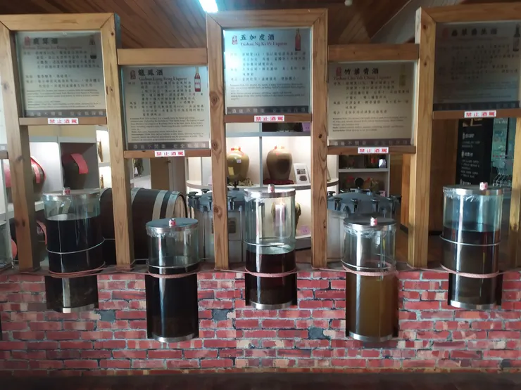 隆田酒廠裡面，有10餘種試聞瓶，還有賣很多外面不容易看到的酒泡麵。