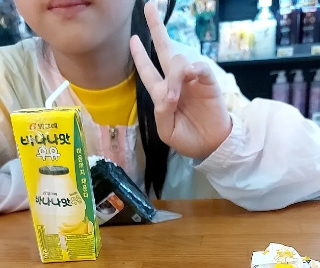 小女孩的天真比✌️我幫她拍照（保護當事者只拍這樣）