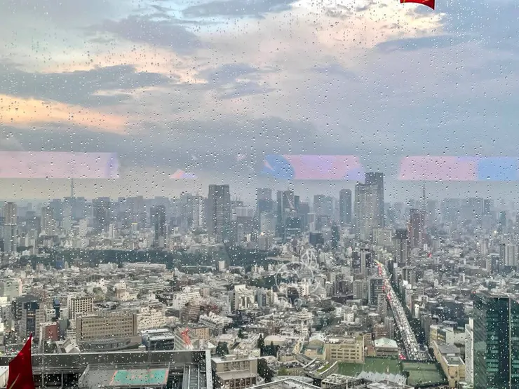 螢幕反光的例子。此外,照片中紅紅的圖案是 SHIBUYA SKY 用來裝飾空間的貼紙。