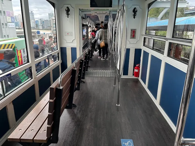 沒拍到兩排座椅。不過座椅都是面海有拍到。