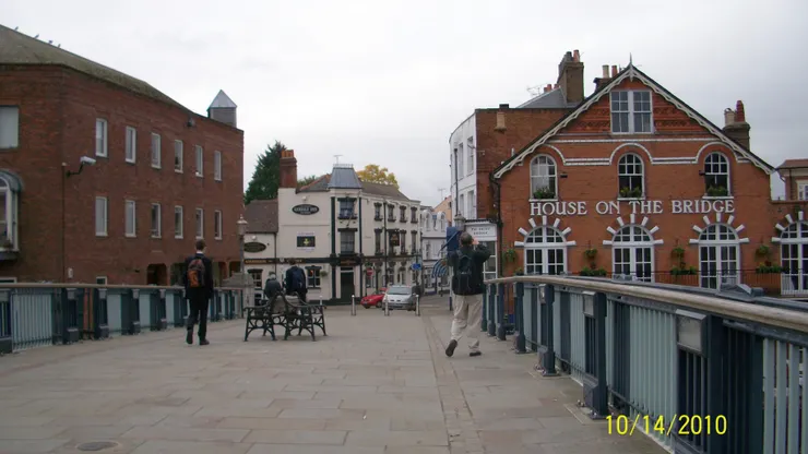 過河前往伊頓學院