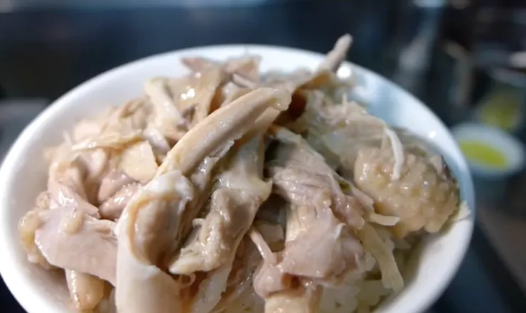 相片擷取自魚麗人文主題書店‧魚麗共同廚房  雞肉飯無敵海景第一排