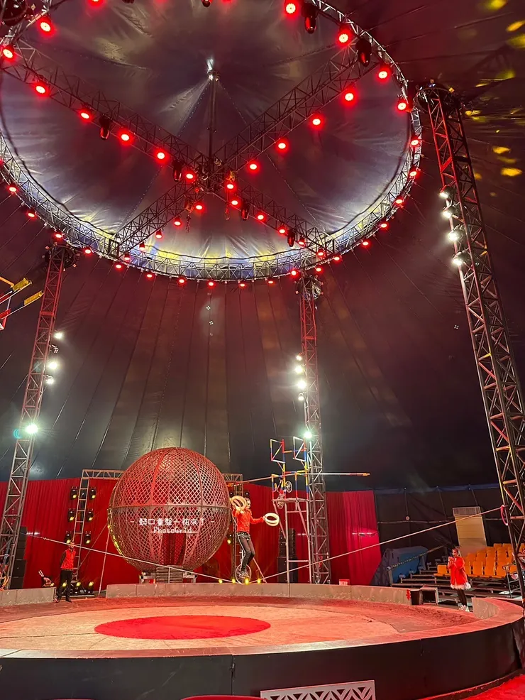 開場的單輪及走繩索表演已讓孩子嘖嘖稱奇。