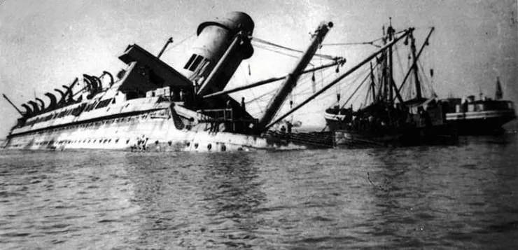 觸雷後沉船的格奈森瑙號運輸艦