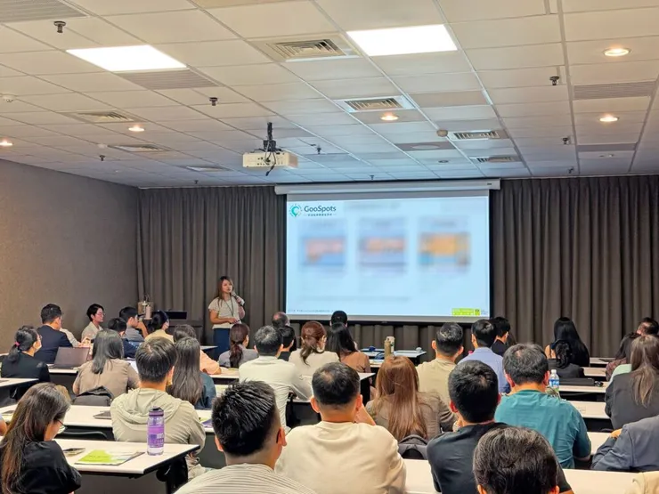 東方線上副總經理蘇湘婷分享，運用 GooSpots 為品牌選址決策提供精準依據。(東方線上提供)