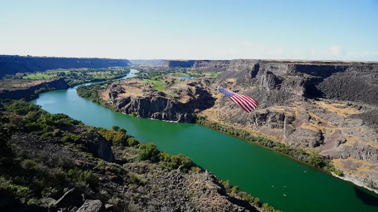 蛇河峽谷和美國國旗
