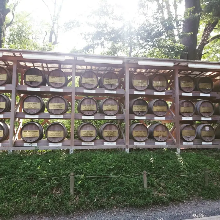 洋酒桶牆,對面則是日本酒樽牆