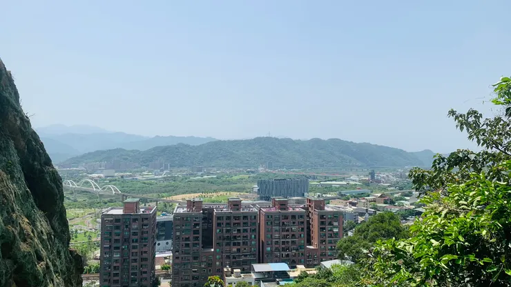 從孫龍步道眺望鶯歌美景。