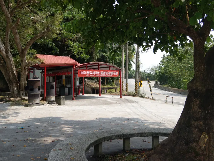 出隧道不遠處即有一座土地公，旁邊有棵老樹。