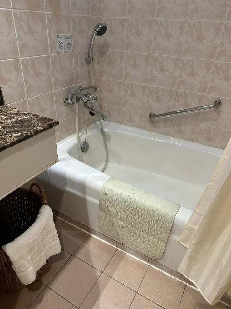 很老牌;浴缸看得出歲月的痕跡