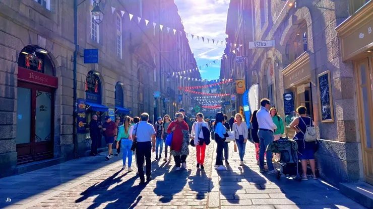 【夕陽西斜，我們準備離去，古城老街依舊熱鬧。】