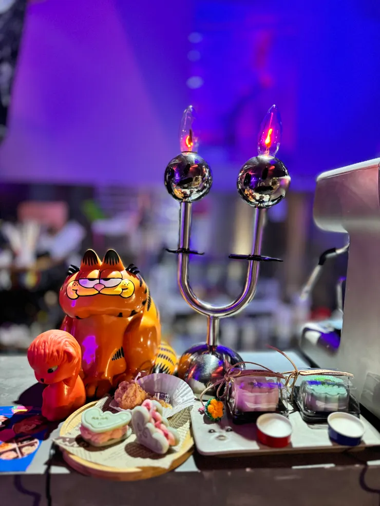 這盞加菲貓的燈我超喜歡，燈光化成燭火造型