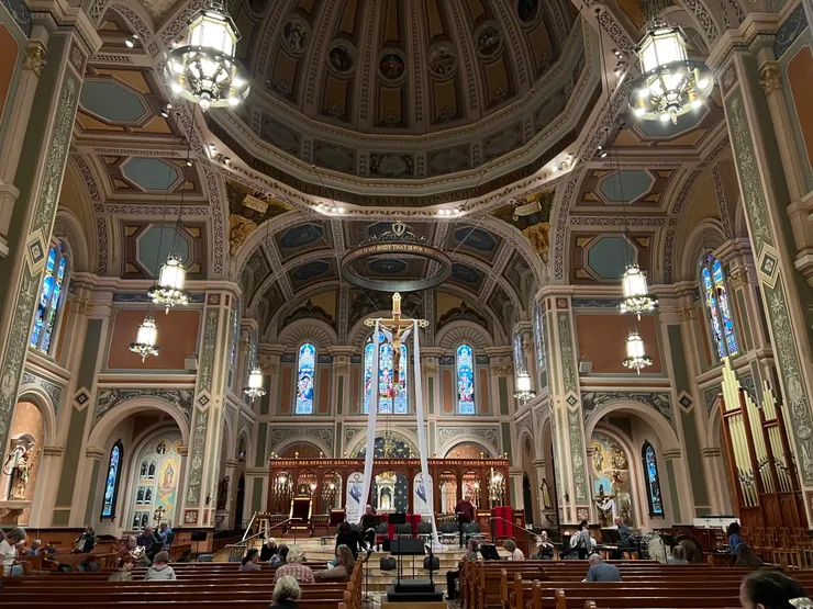 這是稍早照的，外面的天還亮，光線照進來能見到花窗玻璃的七彩顏色。