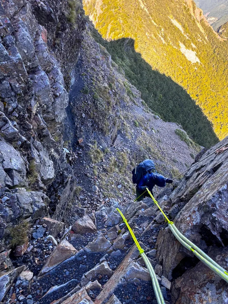 第二段斷崖看起來很危險，由上往下看根本看不到橫移的位置在那裡啊～？