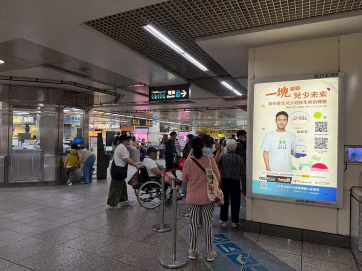 ▲公益大使阮經天挺更生少年的燈箱在西門捷運站相當醒目。