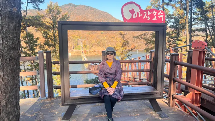 山坡上的樹葉變黃有秋意