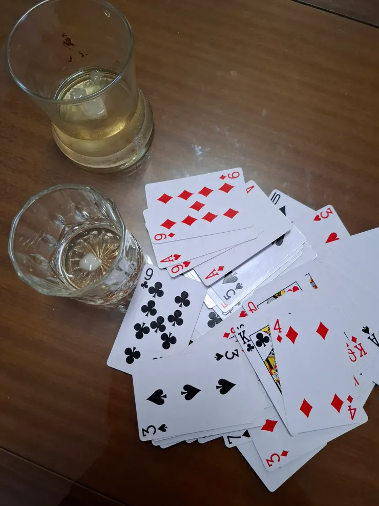 55%。邊玩邊喝威士忌，暈暈啊。那2個酒杯很有歷史了，是爸爸在用的。時間在過好快。