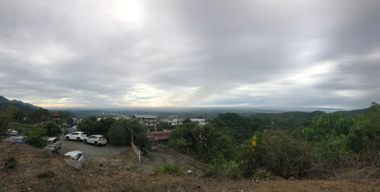 天與地的界線，形成了壯觀的天際線。