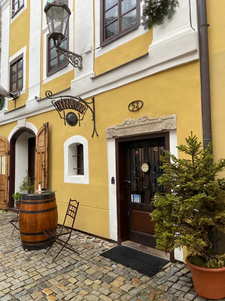 門口小小的，裡面位子真的不多，但很推薦來品嘗現烤披薩