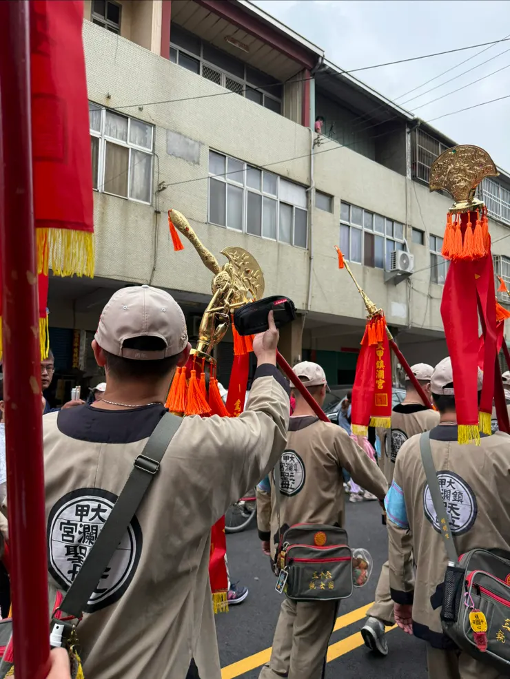 文昌執事要一邊走，一邊幫忙神手點筆