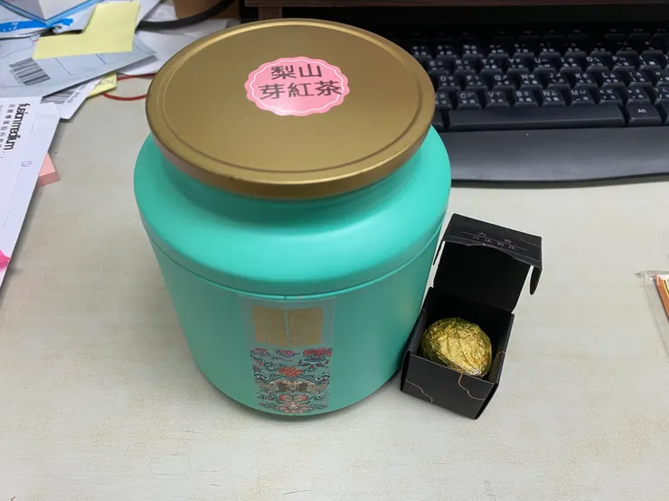 還在前公司時有點凌亂的桌子和茶，即使在同事年紀平均超過四十的辦公室，還是被說在拿紫砂壺泡老人茶XD，他們都喝咖啡啦。
