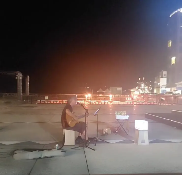 熱情的駐唱與悠揚的歌聲-在伊達邵