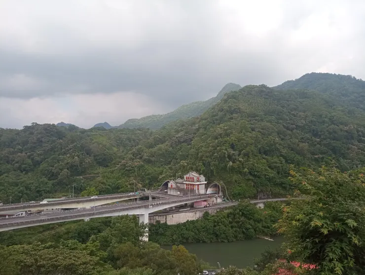 俯瞰國道五號坪林管制站