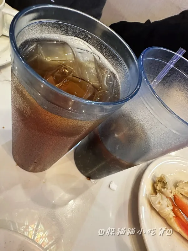 飲料品項有可樂、雪碧等汽水類，還有甜茶、無糖冰茶、冰水等，直接向服務人員點餐，可無限續點。吃完後的空盤子會由巡場的服務員收走，收盤速度很快，雖然桌面不大，也不會發生空盤佔空間的狀況喔！