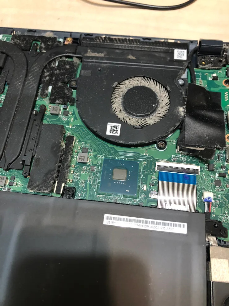 右邊的風扇也不惶多讓。