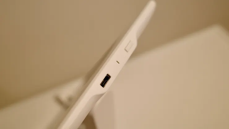 開關在機器下方，正放容易不小心壓到解鎖螢幕（這問題到最新一代仍存在），以及micro-usb充電孔