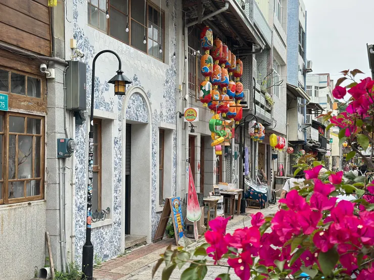 神農街很漂亮，兩旁的老屋都有特地改裝過，頗有葡萄牙波多花街之感。