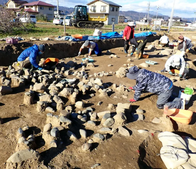 正在挖掘推測為二之丸地區的調查團隊。