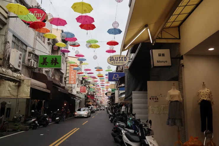 安寧街放眼望去的服飾店面與機車隊伍