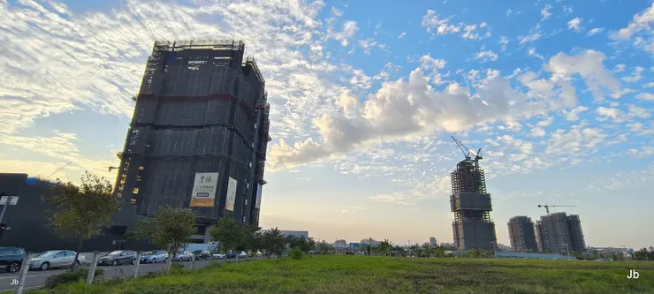 家附近14期重劃區第6區道路完成尚未開放還一片空曠時，我便常溜進去晃，前陣子忙舊居翻新，約1年半未訪，已有大樓蓋到33層。