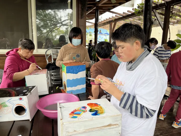 德安教養院服務對象進行貓頭鷹巢箱彩繪-台中市野生動物保育學會提供