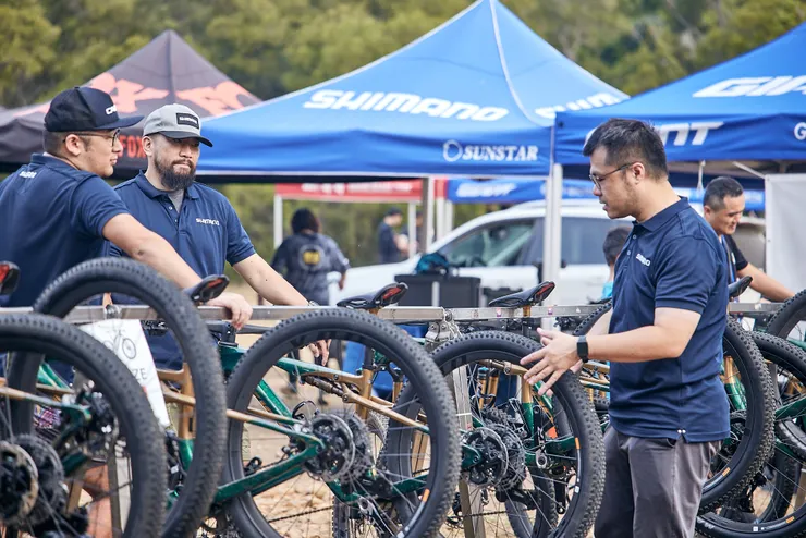 Shimano工作人員細心調整、確保每台車都作動順輰