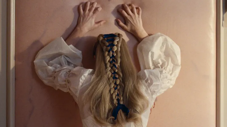 挺喜歡以Catherine皮膚為意象設計的臥房，牆面上甚至有血管