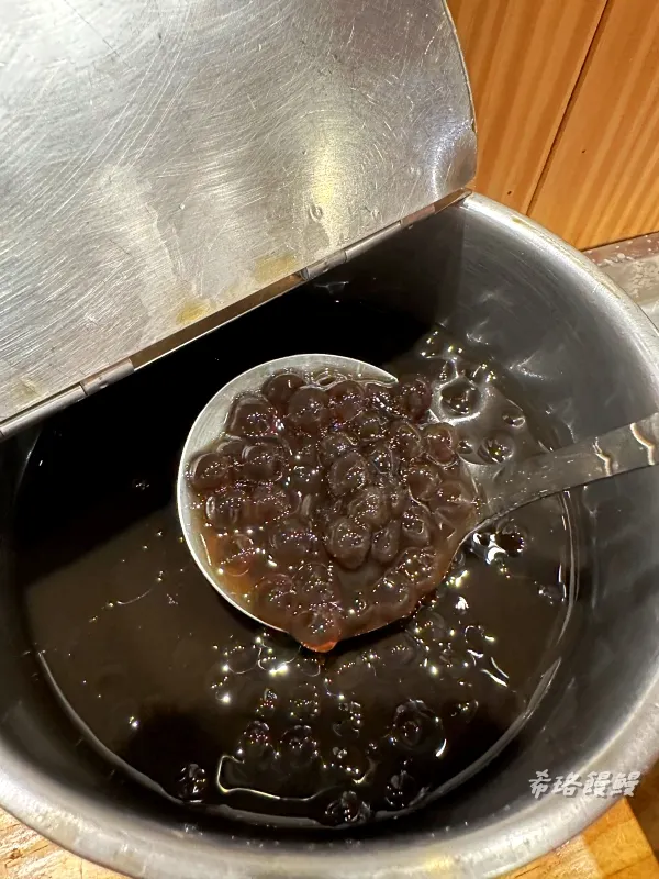 珍珠自己舀，想吃多少加多少~珍珠外層有點爛但裡面Q彈有嚼進，搭配香濃奶茶，不小心又續杯了